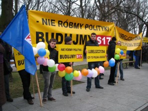 Wspólny protest związkowców i pracodawców w sprawie budowy drogi S-17